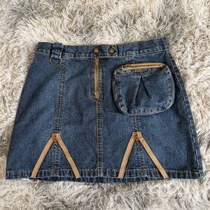 Denim mini skirt with pockets and zipper details